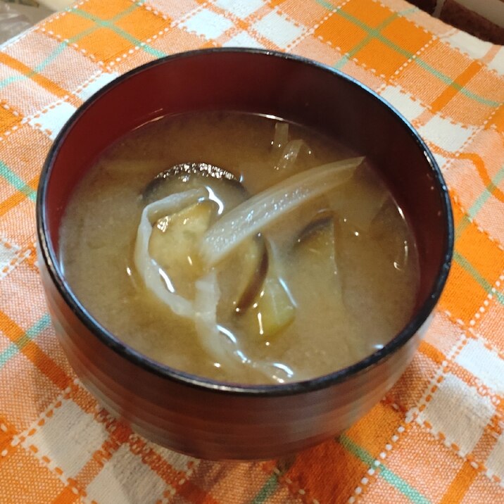 茄子とキャベツの芯でお味噌汁